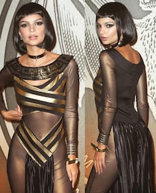 Emily Ratajkowski, Cleopatra bollente per Halloween 3