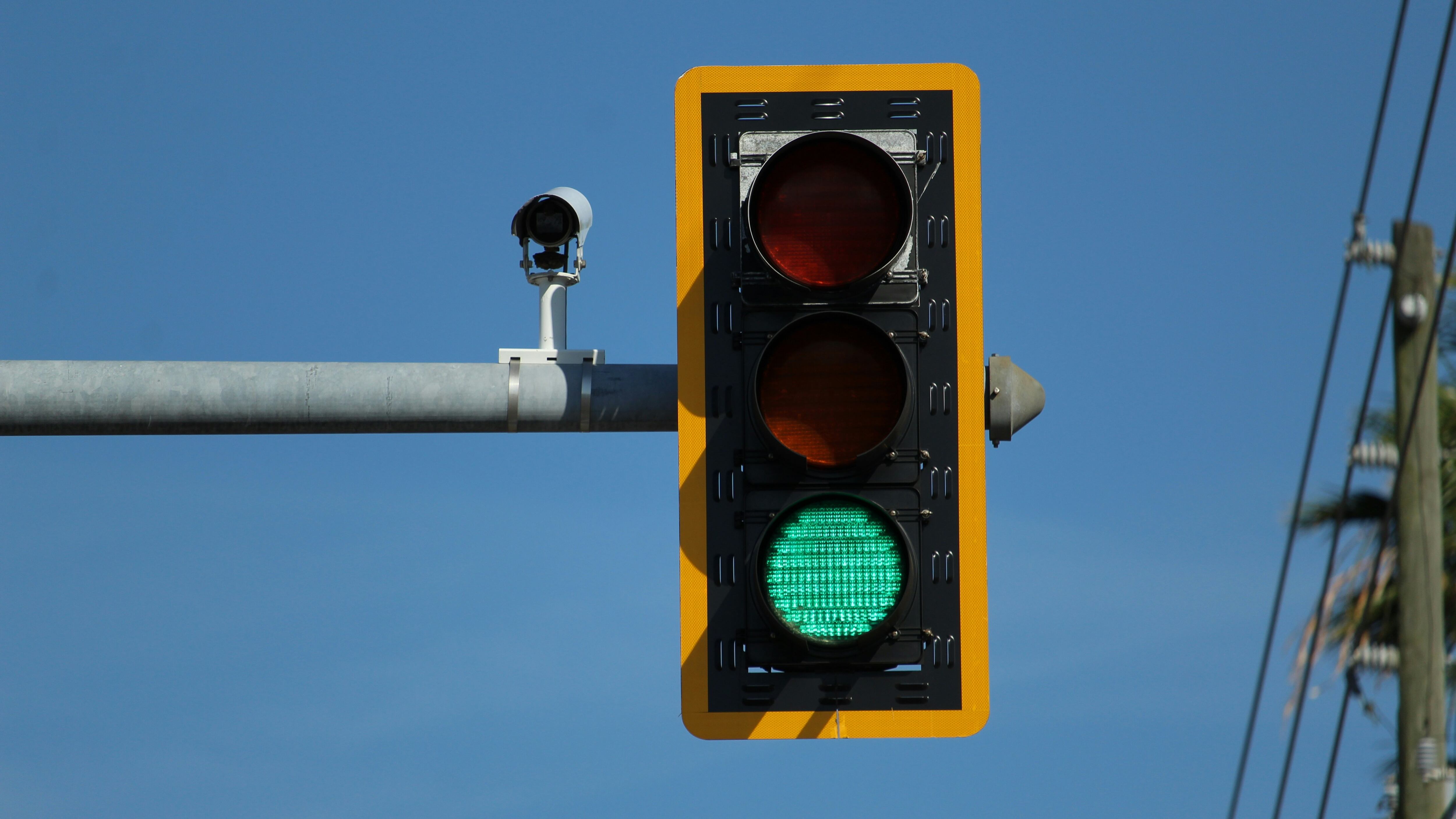 Semaforo rosso e superamento della linea bianca: ecco in quale caso la sanzione automatica si può contestare