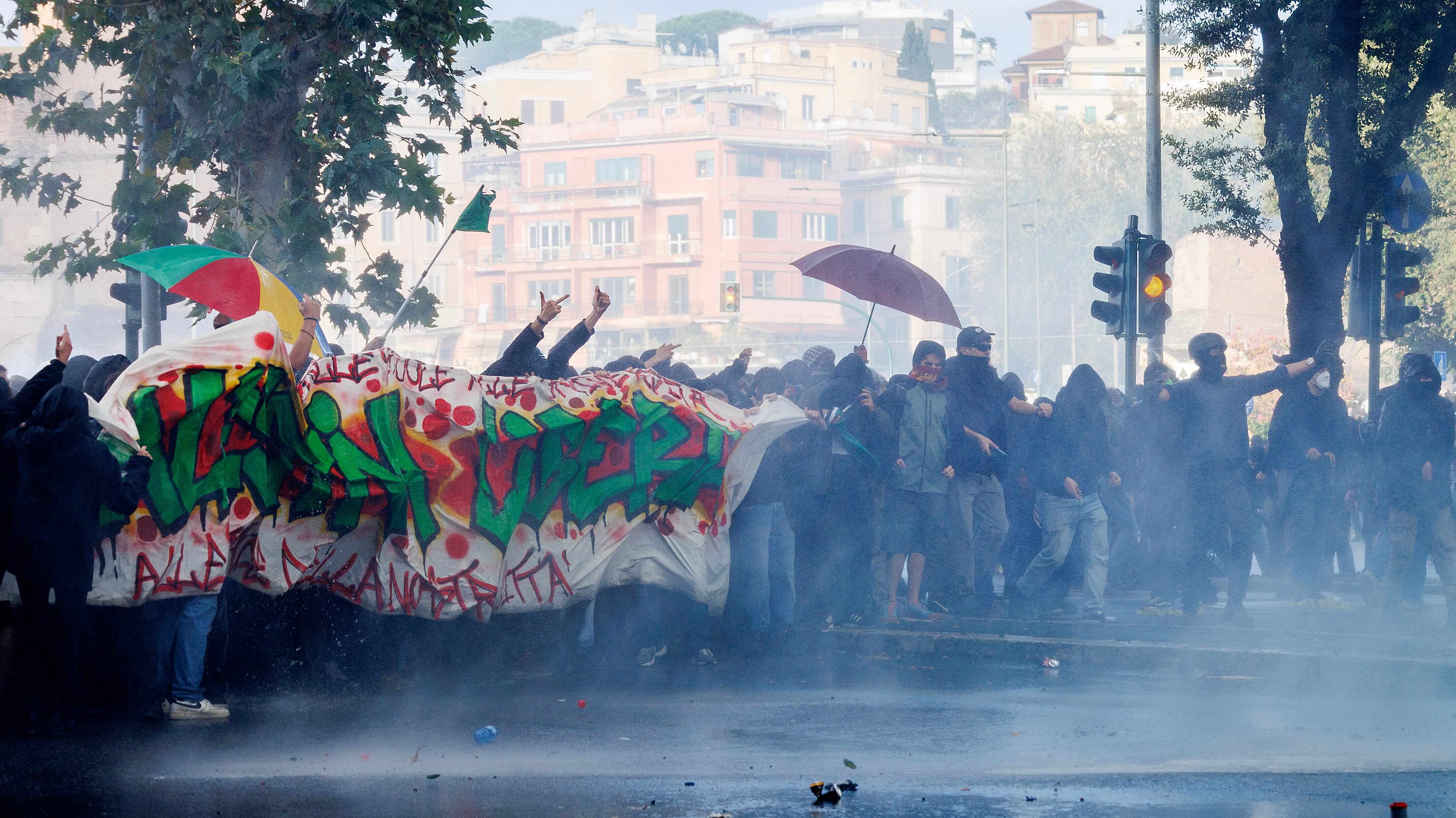 "No Meloni day". Odio rosso contro la premier: "Andremo sotto i palazzi del governo"
