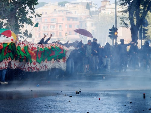 "No Meloni day". Odio rosso contro la premier: "Andremo sotto i palazzi del governo"