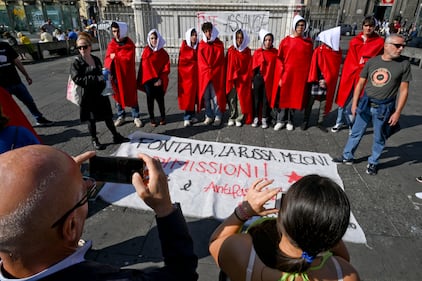 Napoli, il flash mob contro La Russa, Fontana e Meloni 3