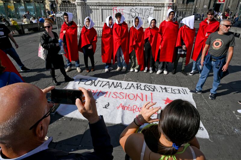 Napoli, il flash mob contro La Russa, Fontana e Meloni 3