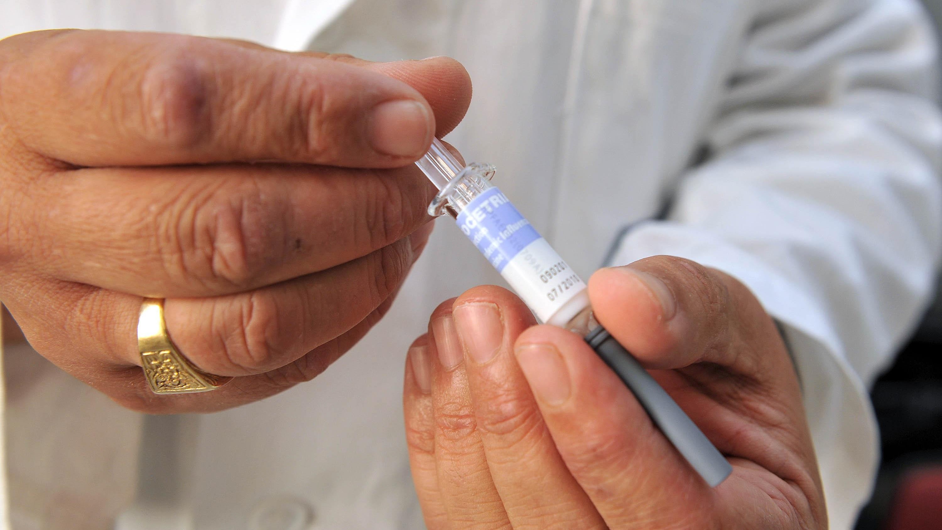 Vaccini sospetti, polemiche tra governo e Regioni