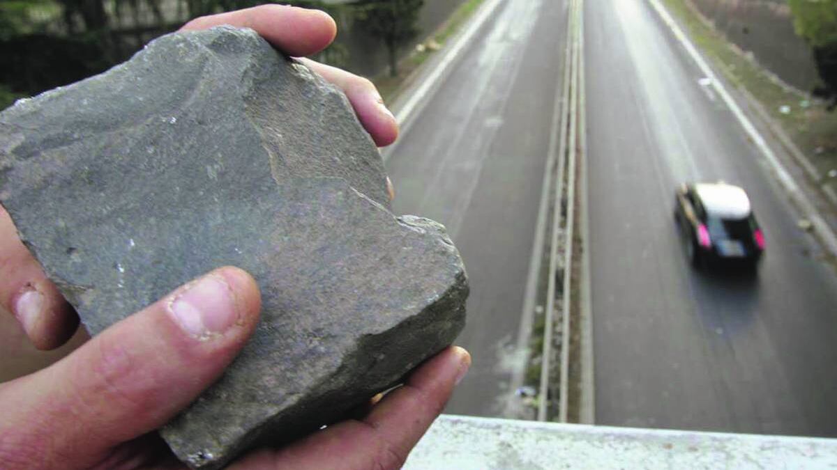 Lancia sassi in autostrada contro le auto: tre feriti, straniero accusato di tentato omicidio
