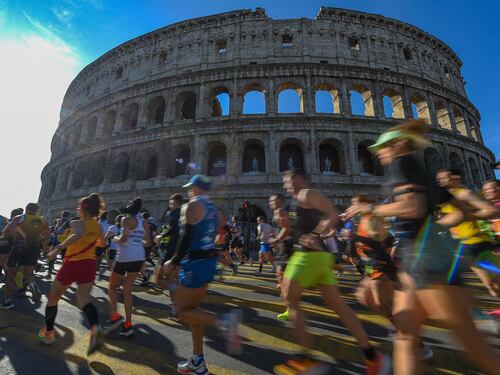 La maratona di Roma compie 30 anni e fa il record di iscritti, oltre 50 mila