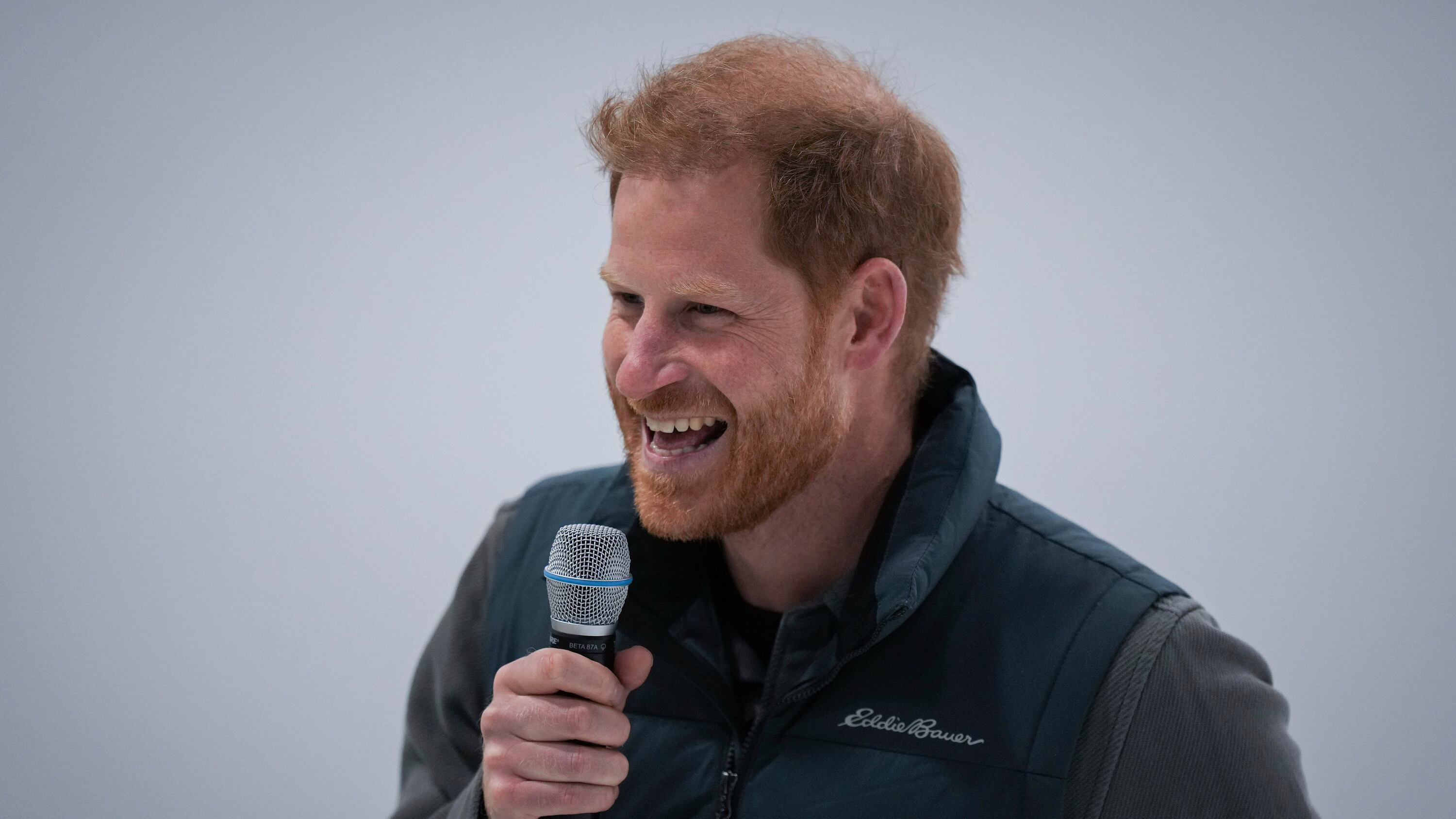 Harry torna a Londra. Lo schiaffo di Carlo: "Non ha tempo di vederlo"