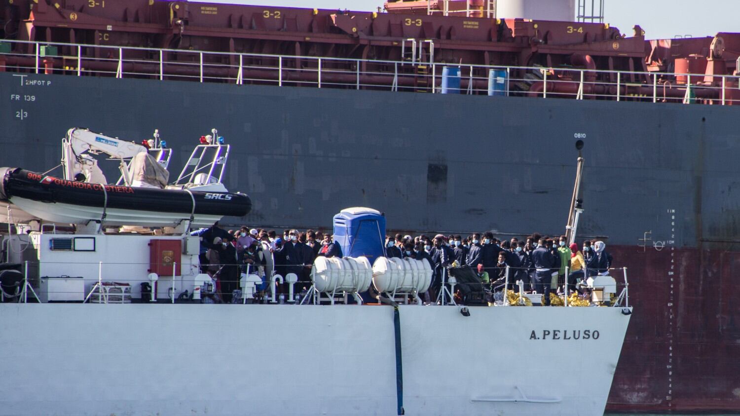 Una "bomba" Covid sull'Italia. Il virus "avanza" tra i migranti