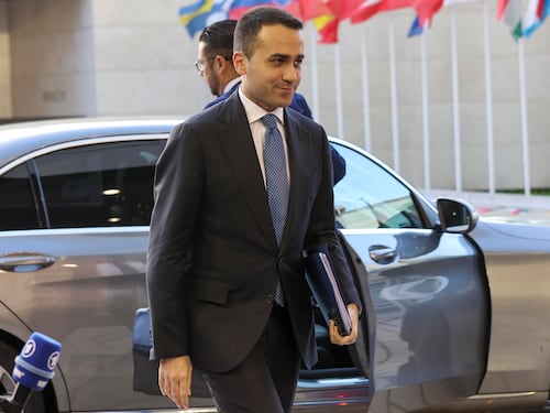 Il tweet in arabo, poi la sospensione: il pessimo debutto di Di Maio nel Golfo