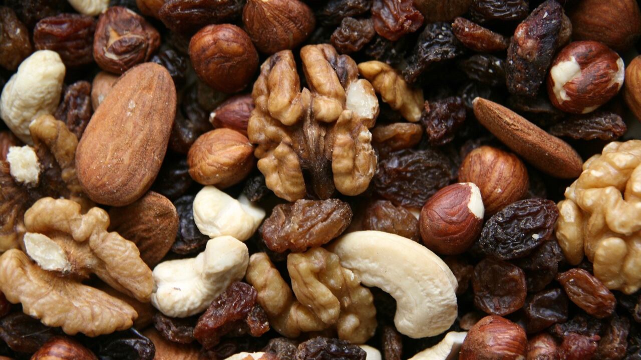 Frutta secca, quanta mangiarne e i benefici