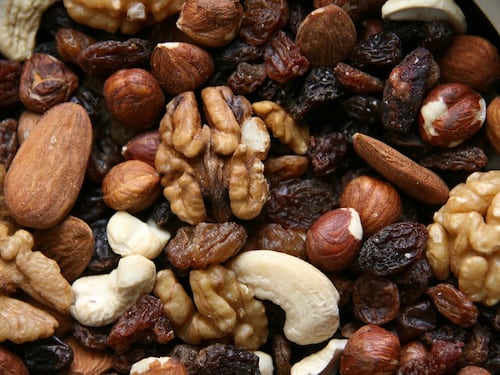 Frutta secca, quanta mangiarne e i benefici