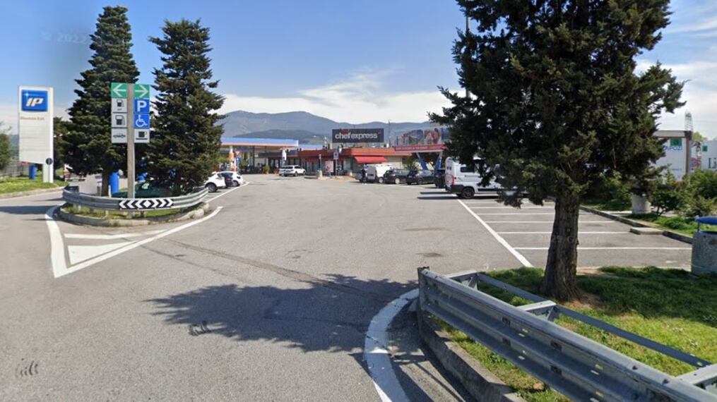 Accoltellata alla gamba da un incappucciato in autogrill: si cerca l'ex marito