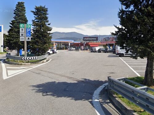 Accoltellata alla gamba da un incappucciato in autogrill: si cerca l'ex marito