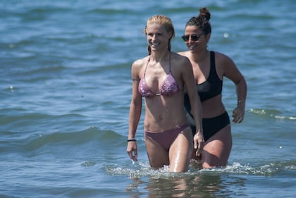Michelle Hunziker, sexy in spiaggia con le figlie 1