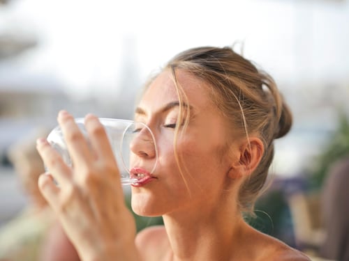 Bere acqua calda al mattino attiva il metabolismo fino al 40%: lo studio che conferma i benefici