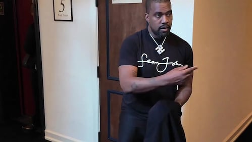 Kanye West indossa una tunica nera e un cappuccio ispirati al KKK con una collana con svastica e una maglietta di Sean Jean durante un'intervista con DJ Akademiks 7