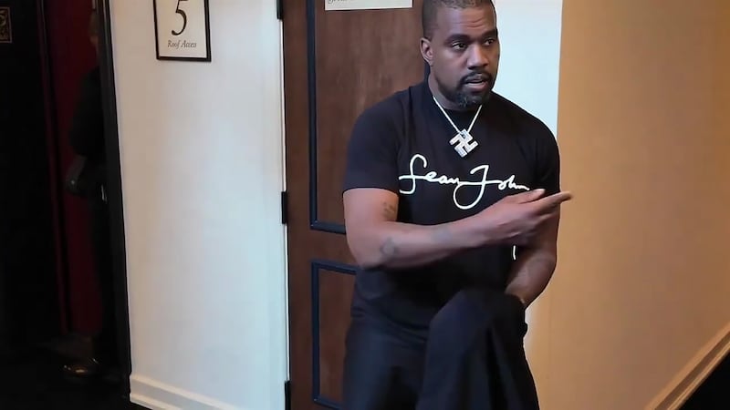 Kanye West indossa una tunica nera e un cappuccio ispirati al KKK con una collana con svastica e una maglietta di Sean Jean durante un'intervista con DJ Akademiks 7