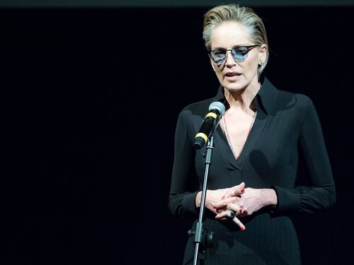 "Tutti devono essere vaccinati sul set". E Sharon Stone viene minacciata