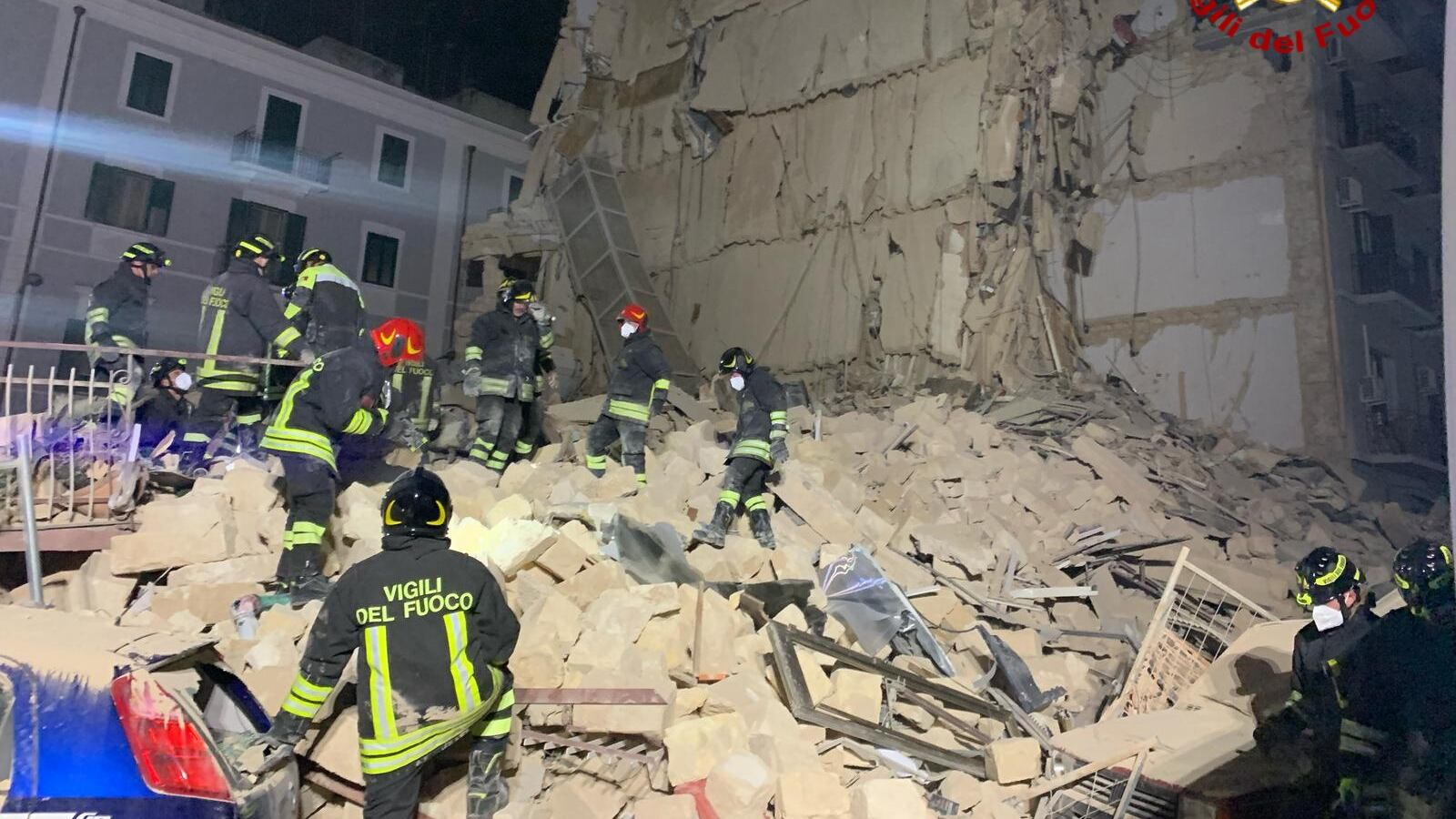 Bari, crolla un palazzo di 5 piani: dispersa un'anziana. La struttura era inagibile