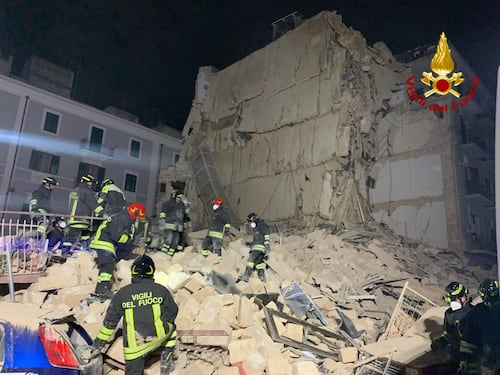 Bari, crolla un palazzo di 5 piani: dispersa un'anziana. La struttura era inagibile