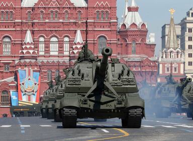 Putin alla parata col nastro degli indipendentisti 14