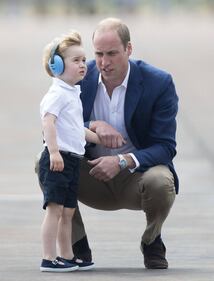 Che capricci, principe George! Tutte le foto alla base militare della Raf e dello "scivolone" sexy di Kate 36