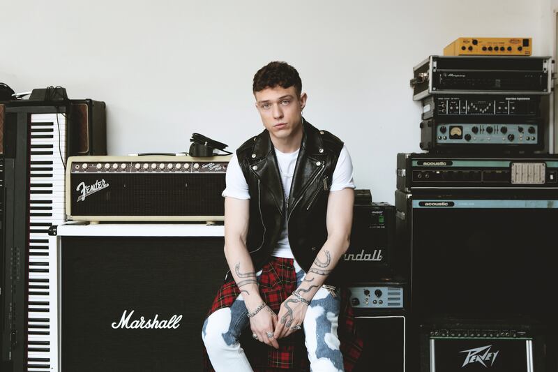 Irama, cantautore di successo da Amici a Sanremo  6