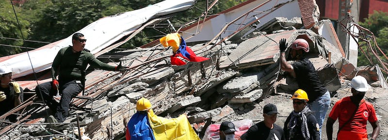 Terremoto in Colombia, è corsa contro il tempo: si scava tra le macerie per cercare sopravvissuti. “Si temono mille morti”