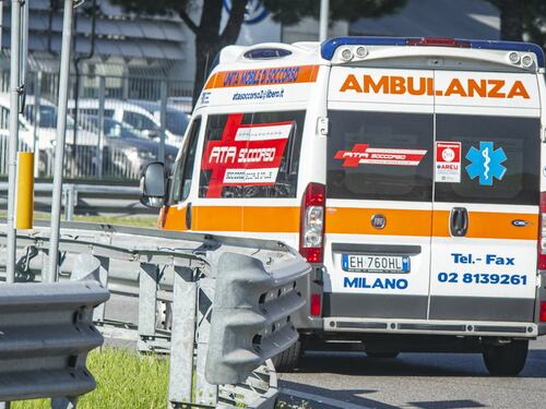 Positiva al Covid, con la sorella affitta un'ambulanza da Bergamo a Siena: denunciate