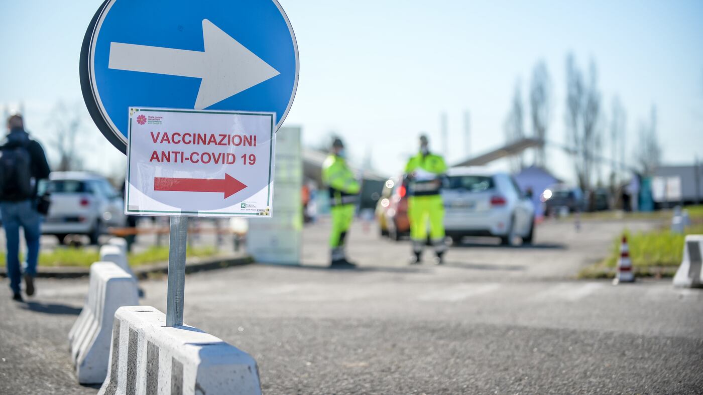 Ora è allerta nei centri vaccinali. A Brescia attacco con le molotov
