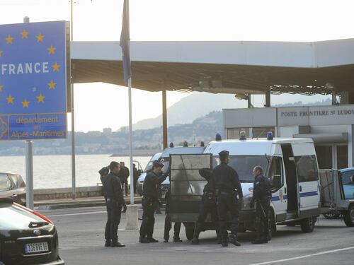 "Li dichiarano maggiorenni". Il trucco francese per rispedirci i migranti