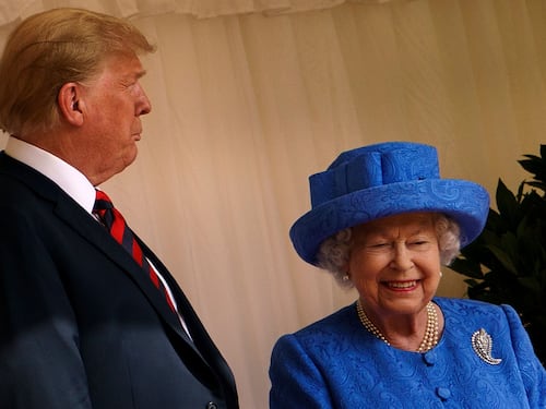 La Regina punzecchia Trump con i gioielli di Obama