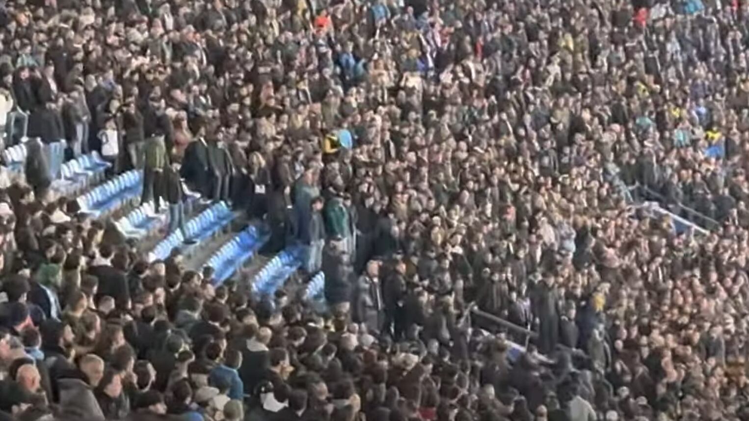 Rissa in Curva B tra tifosi del Napoli: le immagini fanno il giro dei social