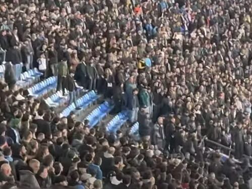 Rissa in Curva B tra tifosi del Napoli: le immagini fanno il giro dei social