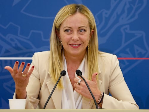 "Libertà è non scegliere tra lavoro e figli". La lezione della Meloni sulla natalità
