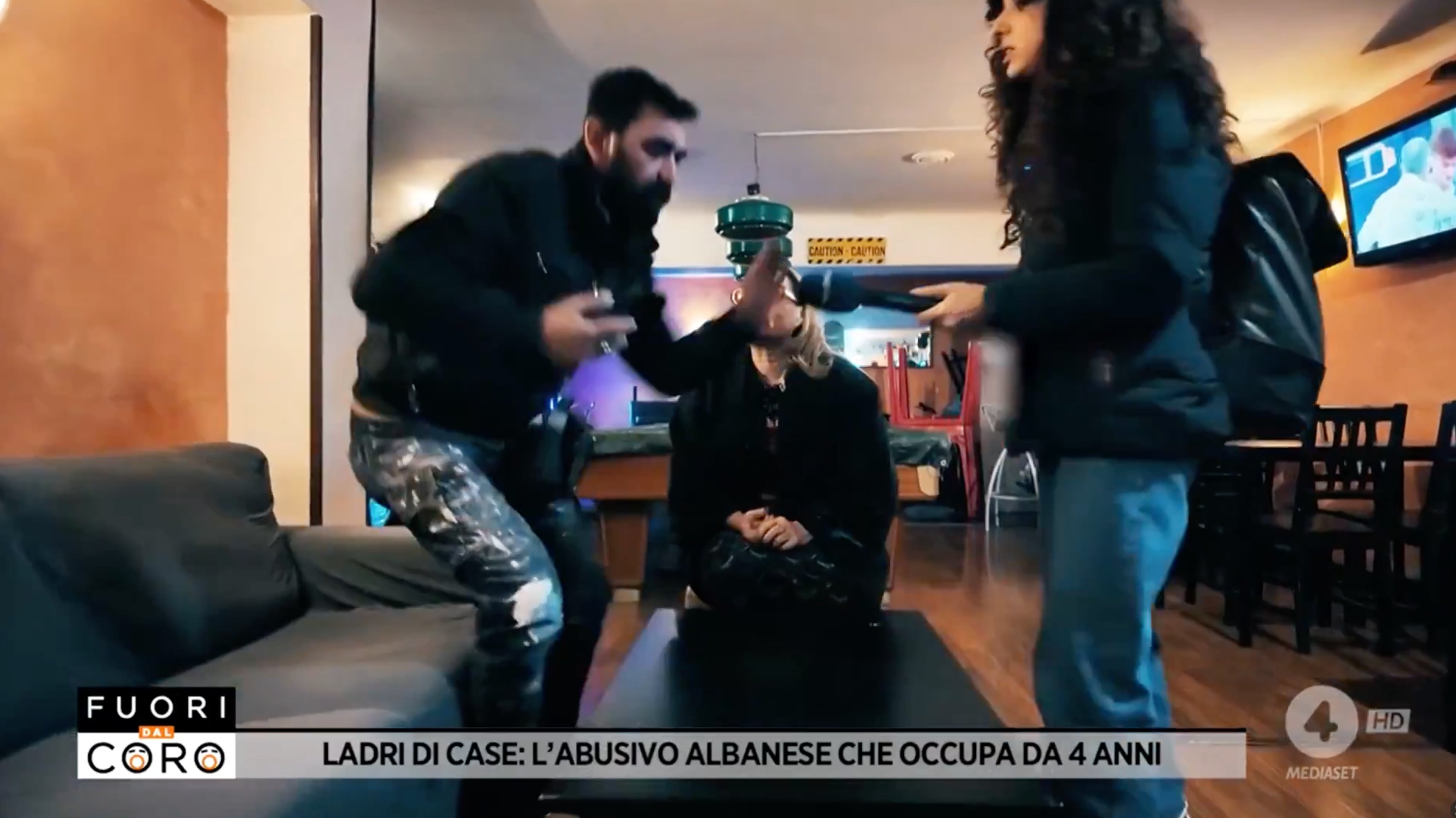 "Quella stro**a". L'occupante abusivo insulta la giornalista di Fuori dal Coro