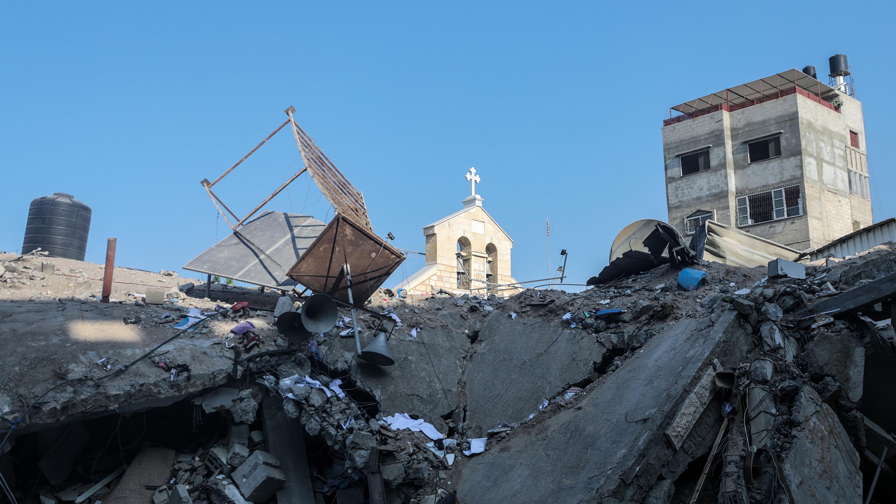 La strage dei cristiani nella chiesa di Gaza: "Almeno 16 morti". La rabbia e le accuse: "Crimine di guerra"