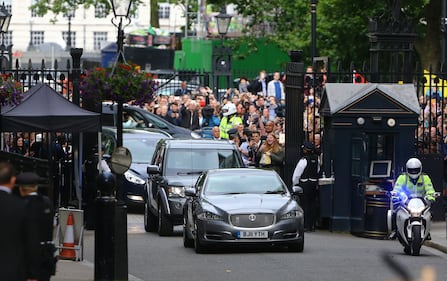 Theresa May a Downing Street 1