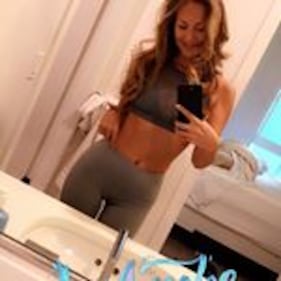 Nora Segura hot sotto la doccia: gli scatti sexy della compagna di Howard 11