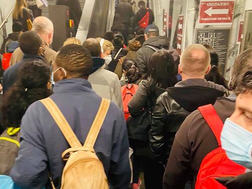 Ressa sulla metro a Roma, Salvini: "Poi chiudono palestre e cinema..."