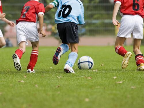 Ore su campi improbabili nel nome dei figli. Tra chi non vede l'ora di scappare e chi fa l'ultrà