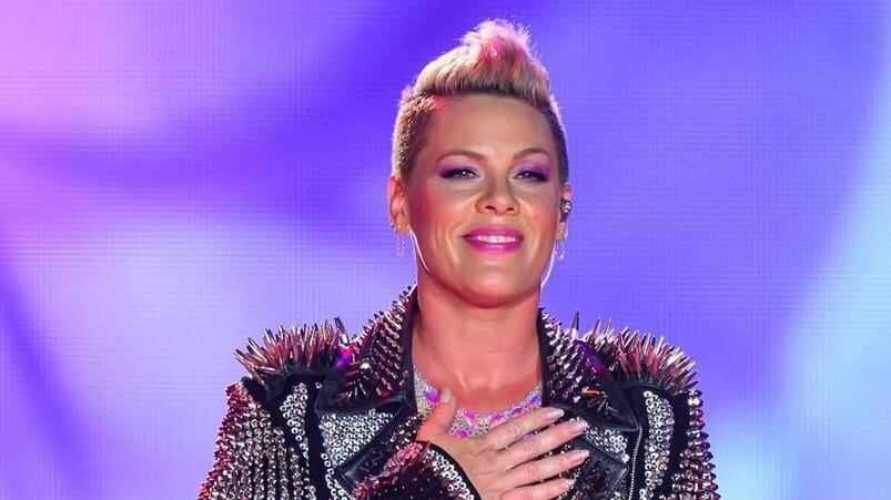 “Un’infezione alle vie respiratorie…”. Pink rimanda due concerti. Tour a rischio