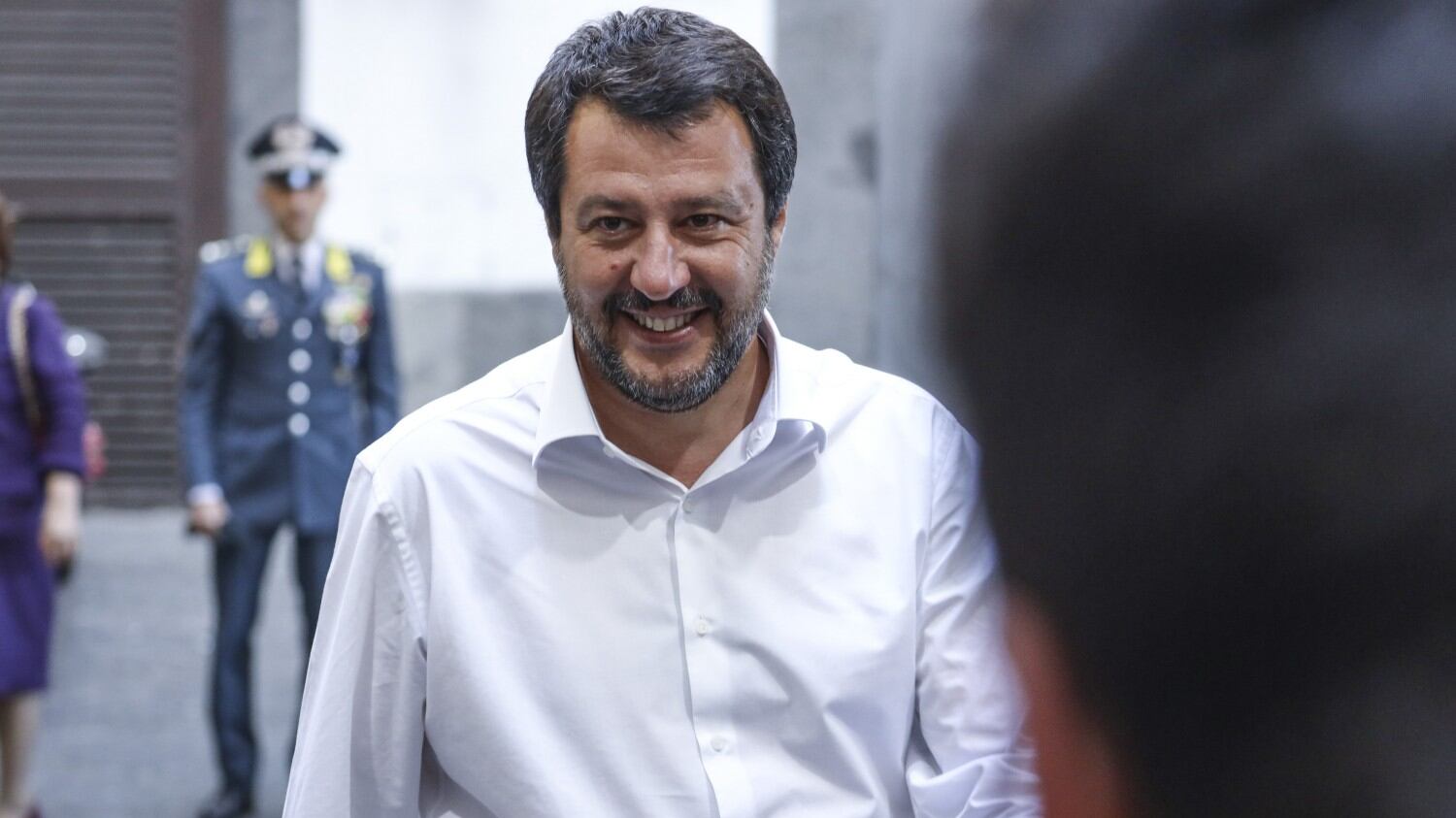 Salvini: "La prof sospesa torni a scuola, spero di incontare lei e ragazzi"