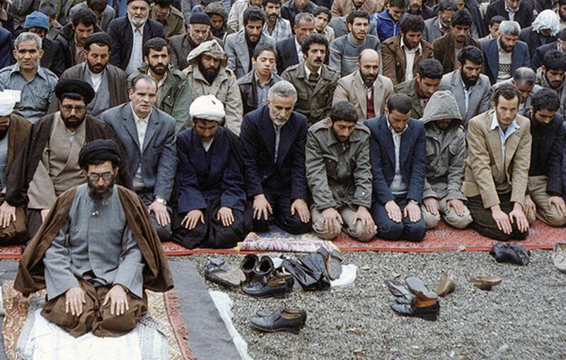 Edoardo Agnelli (a destra) mentre partecipa a una Jumuʿa dell'ayatollah Ali Khamenei a Teheran