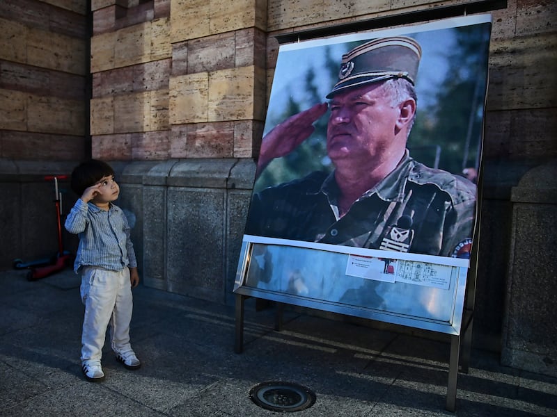 “Mladic? Merita tutti gli onori”. Adesso Belgrado rischia l’Europa