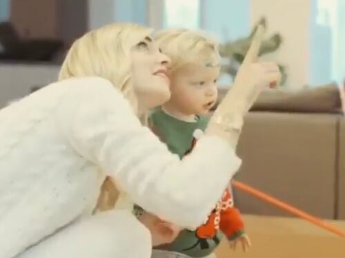 Il video di Natale di Chiara Ferragni fa emozionare. Ma i fan insorgono: "Dov'è Fedez?"