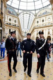 I poliziotti cinesi pattugliano Milano 11