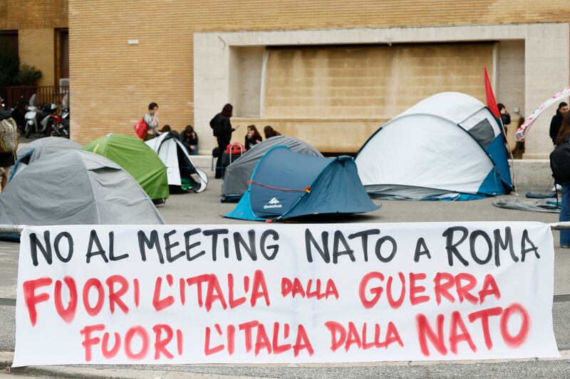 Tende anti-Israele alla Sapienza: il campeggio dei collettivi rossi 17
