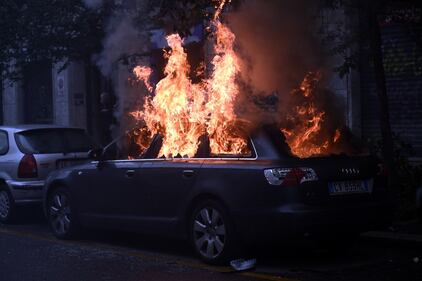 Così i black bloc bruciano la città 2