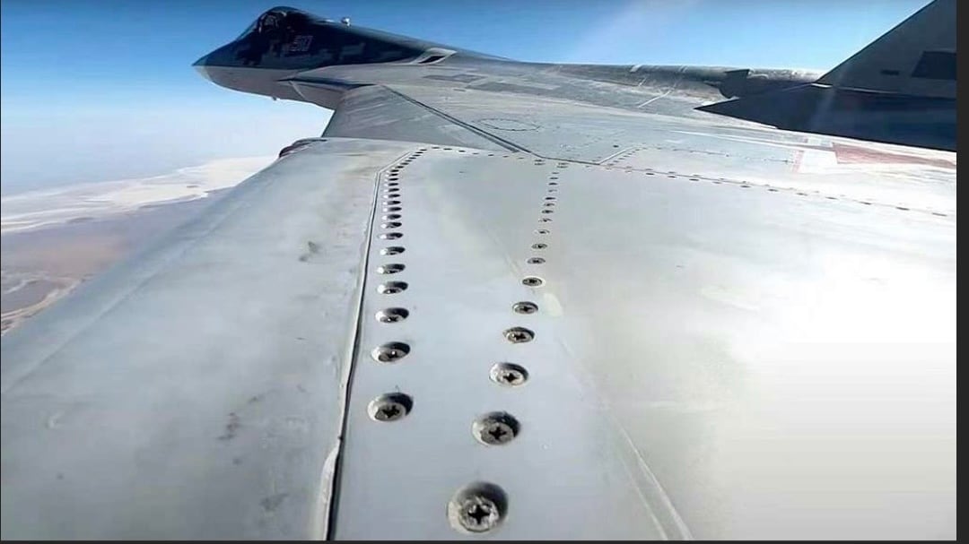 Russia, il nuovo Su-57D diventa un “centro di comando volante” per droni e caccia