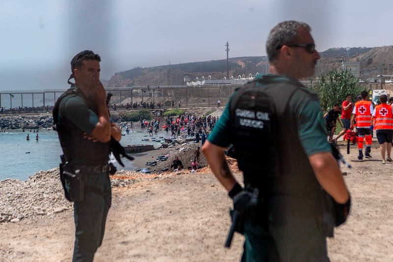 Migranti tentano di entrare nell'enclave spagnola di Ceuta dal Marocco